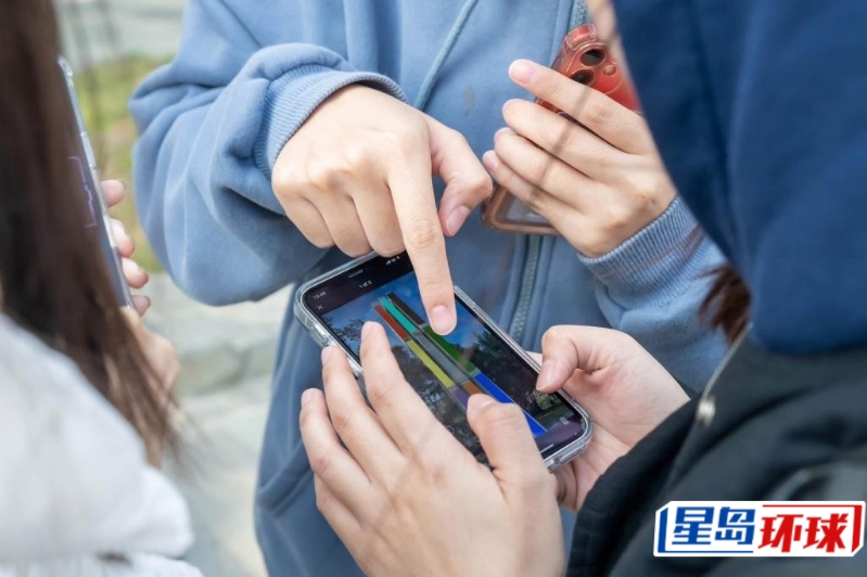 在社交媒体发达的年代，青少年视“开心share（分享）”是平常事。