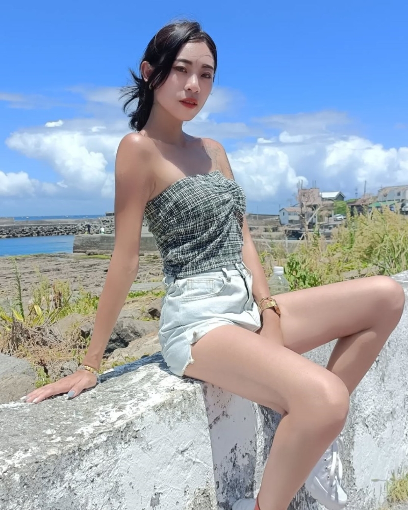 内内身材修长。