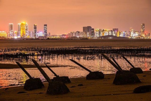 从金门防登陆作战海滩看厦门夜景。