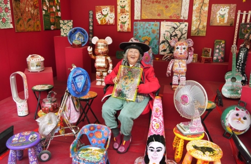 特别展出由94岁本地艺术家花婆婆在不同家具上绘画“花”的家具艺术品(图片来源:《星岛日报》吴艳玲摄) 特别展出由94岁本地艺术家花婆婆在不同家具上绘画“花”的家具艺术品(图片来源:《星岛日报》吴艳玲摄)