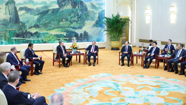 李强会见美国联邦参议员戴安斯一行。