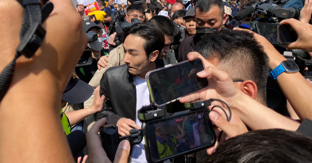 现场两派人马爆冲突，网红八炯也到场开呛。