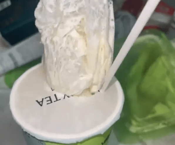 茉莉奶白奶茶内藏完整胶袋。点时新闻