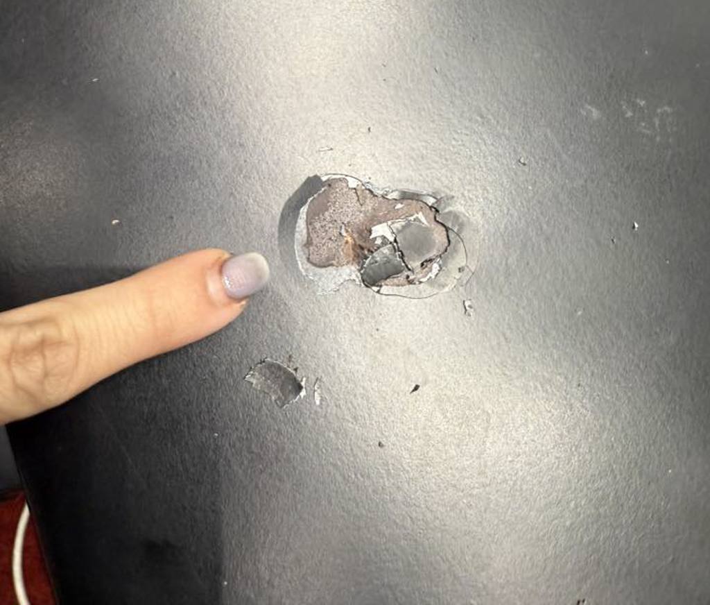 图为被柯建铭用拐杖敲打后的桌子照 图为被柯建铭用拐杖敲打后的桌子照