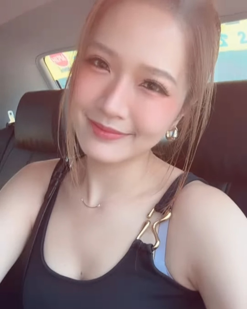 梁敏巧上载一条身处车厢内的自拍影片，微微高角度自拍，曝露了胸前的痣。