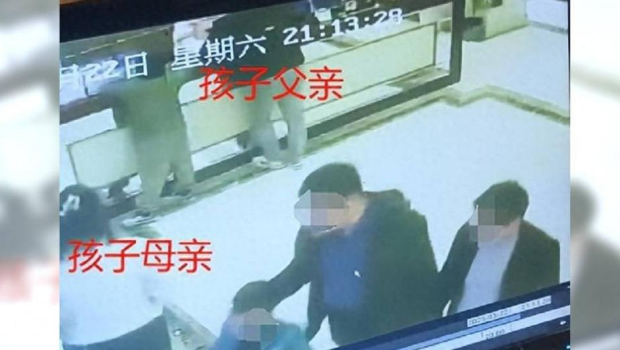 男童父母调阅监视器，发现儿子被2名黑衣人带走，其中一人还搂着孩子的脖子，疑似遭到绑架。