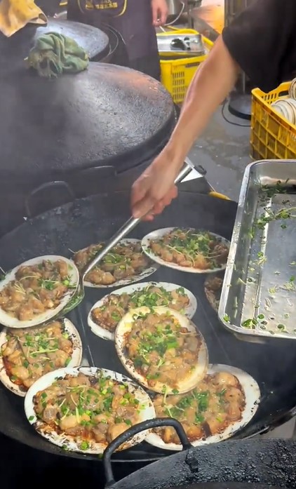 顺德容边排骨为广东佛山顺德容桂街道的一道经典民间美食，以其独特“干蒸生焗”的制法而闻名，看似家常，却将粤菜对火候与调味的极致追求展现得淋漓尽致。（网上图片）