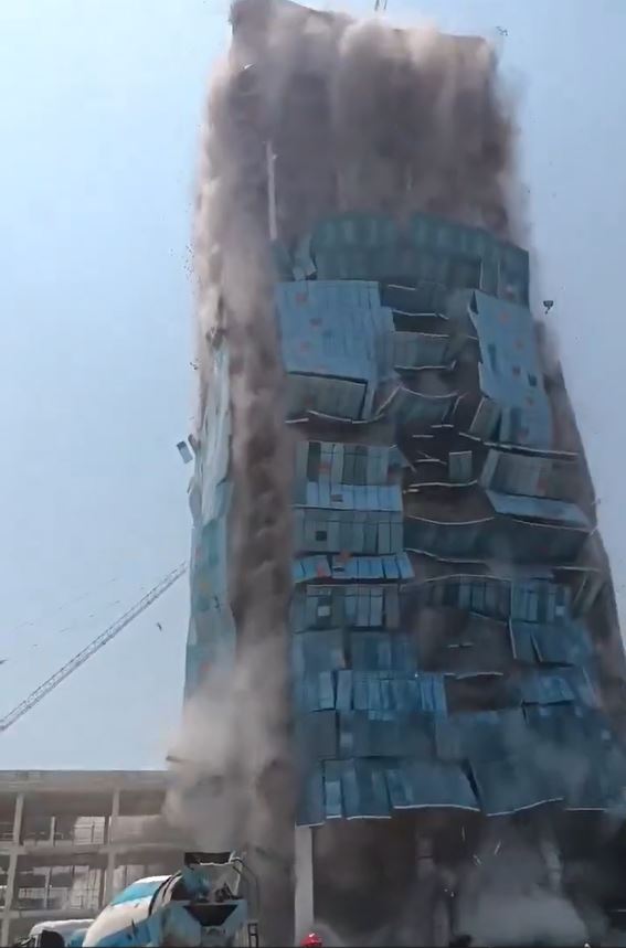 建筑中的大楼倒塌。 建筑中的大楼倒塌。