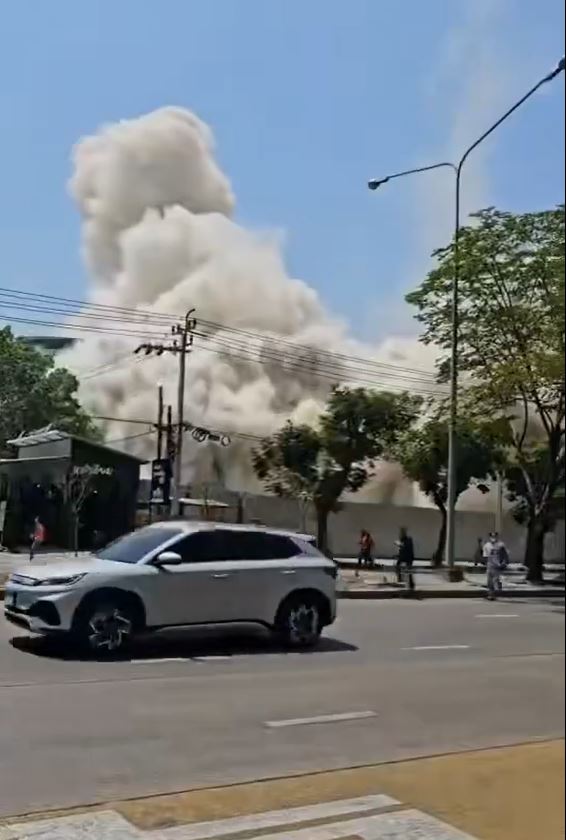 街上途人拍下大楼倒塌情况。 街上途人拍下大楼倒塌情况。