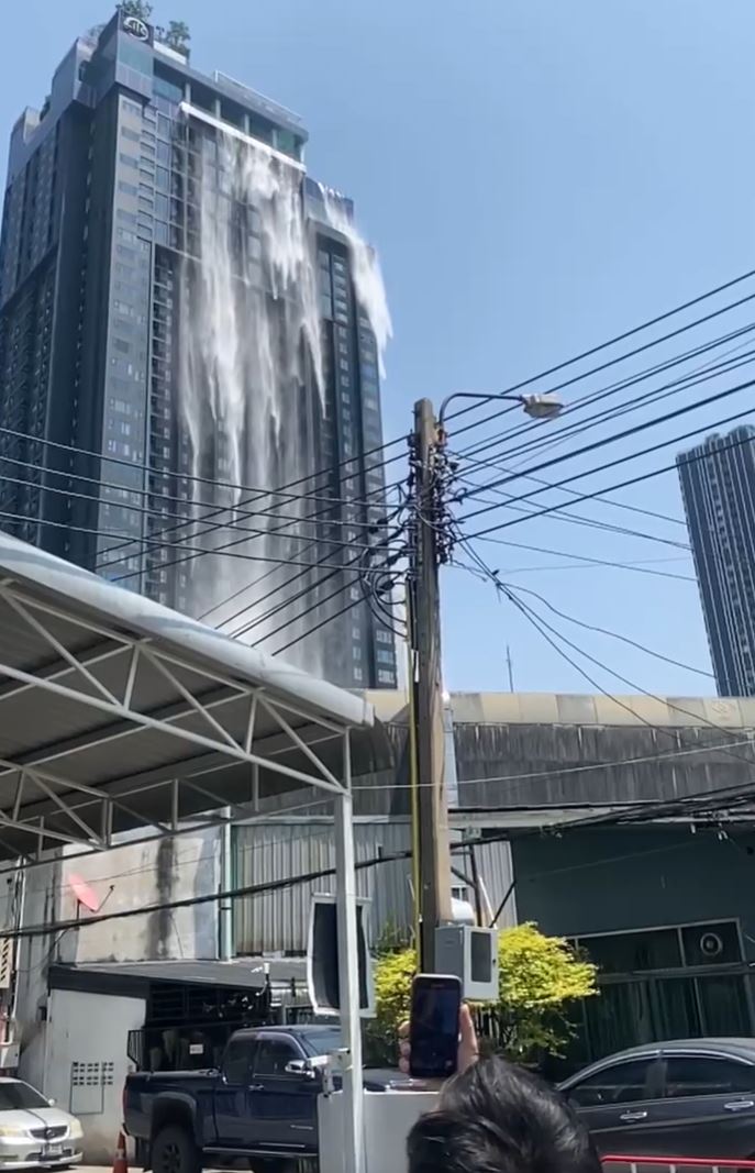 有建筑物从天台流出大量相信是泳池的水。 平台X 有建筑物从天台流出大量相信是泳池的水。 平台X