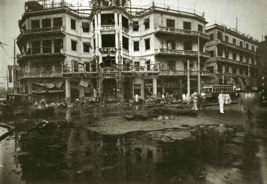 1937年8月14日大世界前坠落炸弹后惨状。