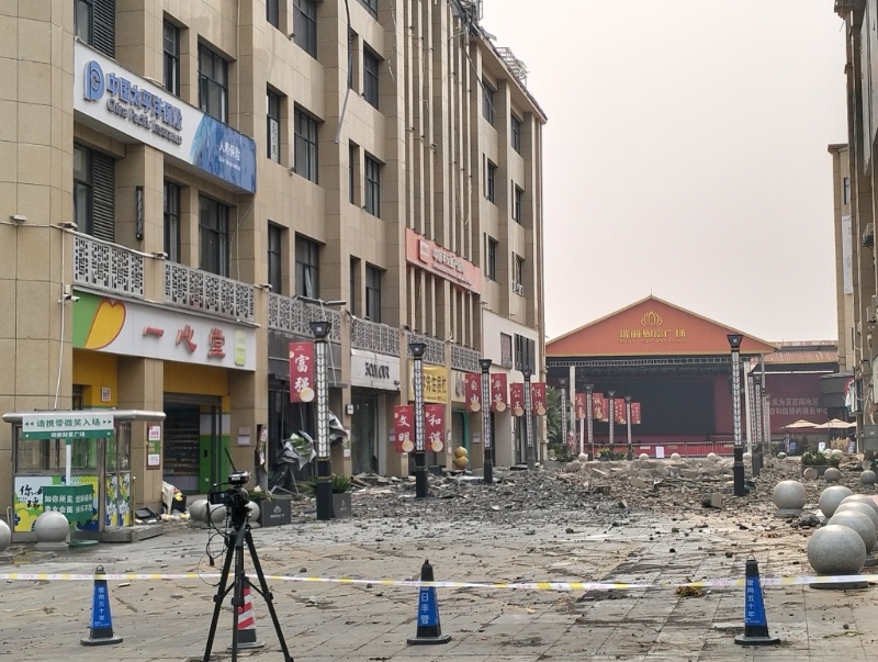 云南瑞丽财富广场拍摄的地震后的景象。 新华社