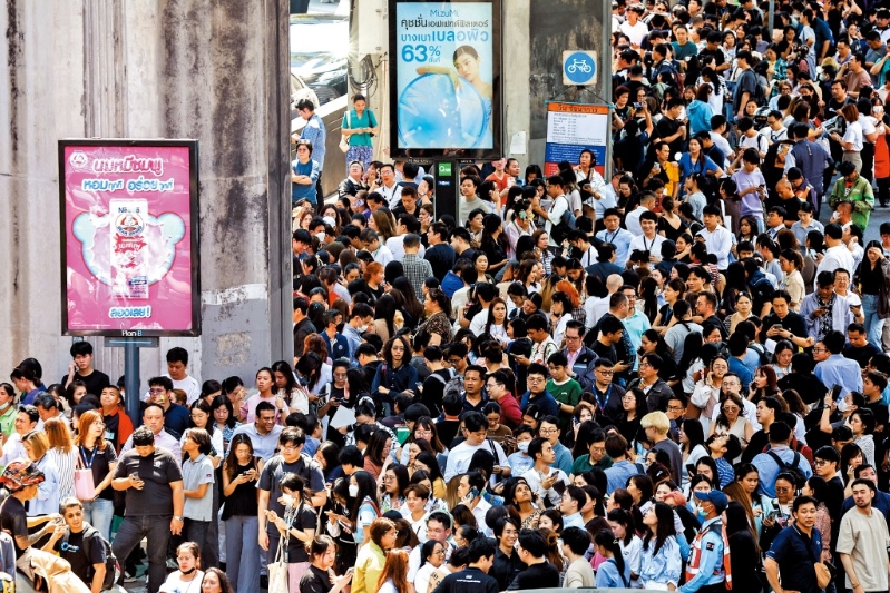 曼谷昨日震感强烈,大批民众实时跑到街上暂避。 曼谷昨日震感强烈,大批民众实时跑到街上暂避。