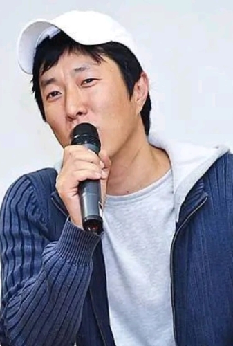 《Real》原本由李政燮执导，但后来被指因“创作理念分歧”而被换掉。