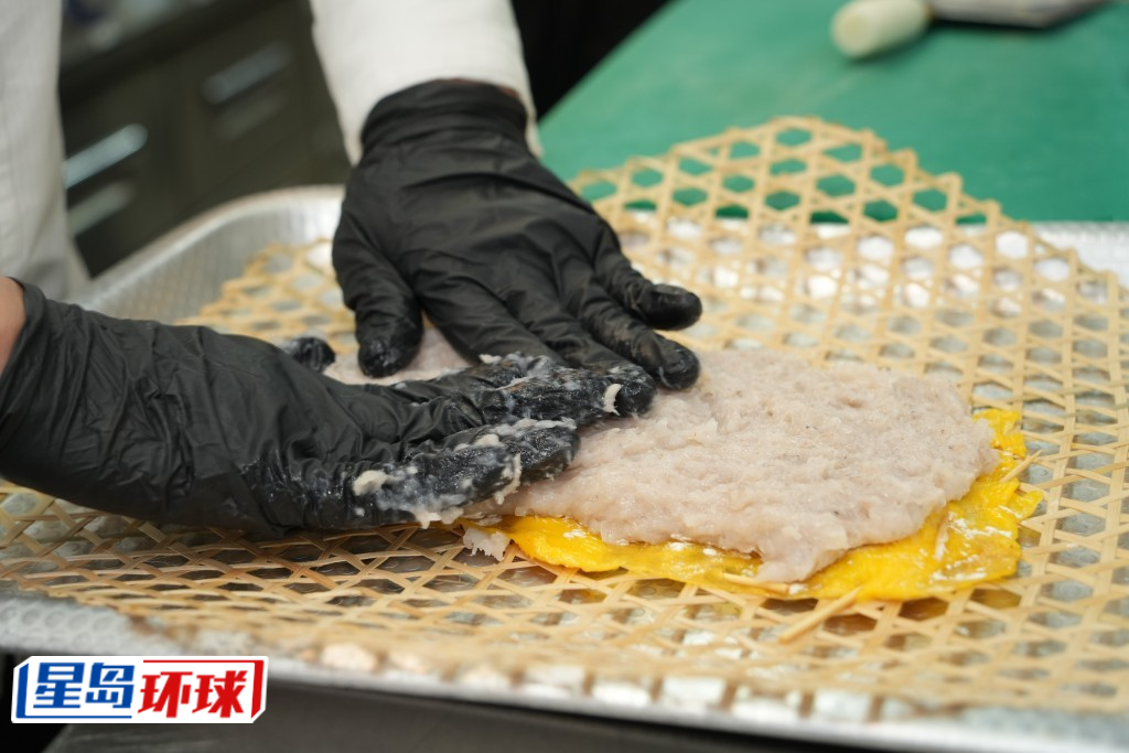 用鸡皮和虾胶炮制丰富口感。 用鸡皮和虾胶炮制丰富口感。