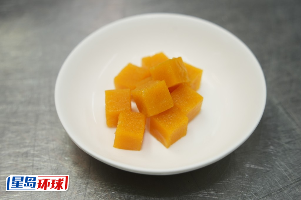 用芒果汁和热情果汁造成啫喱馅。 用芒果汁和热情果汁造成啫喱馅。