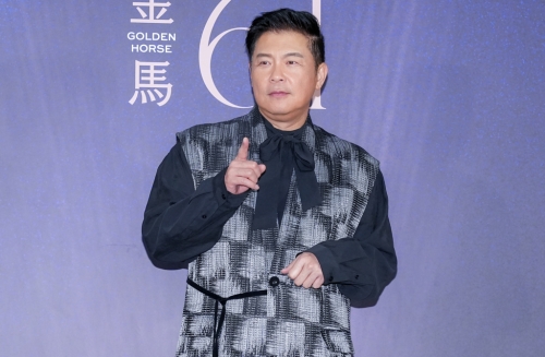 曾国城被爆载女星突伸手摸大腿,女方拒绝后竟遭剔除工作岗位。 曾国城被爆载女星突伸手摸大腿,女方拒绝后竟遭剔除工作岗位。