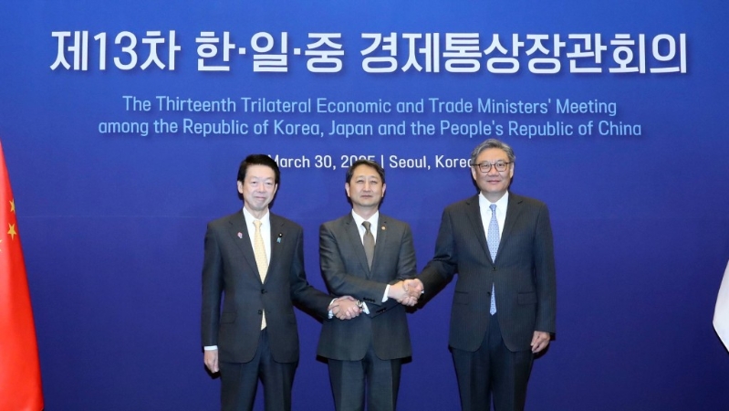 中国商务部部长王文涛(右)与韩国产业通商资源部长官安德根(中)、日本经济产业大臣武藤容治在第13次中日韩经贸部长会议。 新华社 中国商务部部长王文涛(右)与韩国产业通商资源部长官安德根(中)、日本经济产业大臣武藤容治在第13次中日韩经贸部长会议。 新华社
