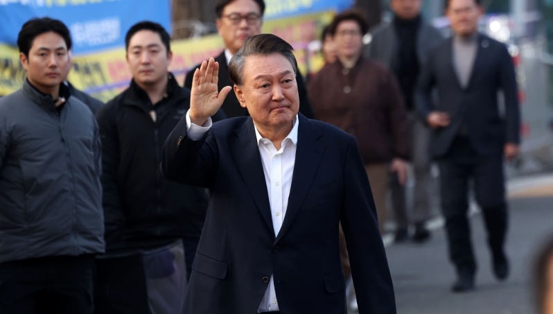 3月8日,尹锡悦获释后来到首尔拘留所外向支持者表达感谢。 新华社 3月8日,尹锡悦获释后来到首尔拘留所外向支持者表达感谢。 新华社