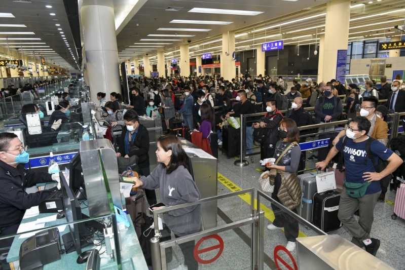 清明假福田口岸日均出入境，预计达22.8万人次。中新社
