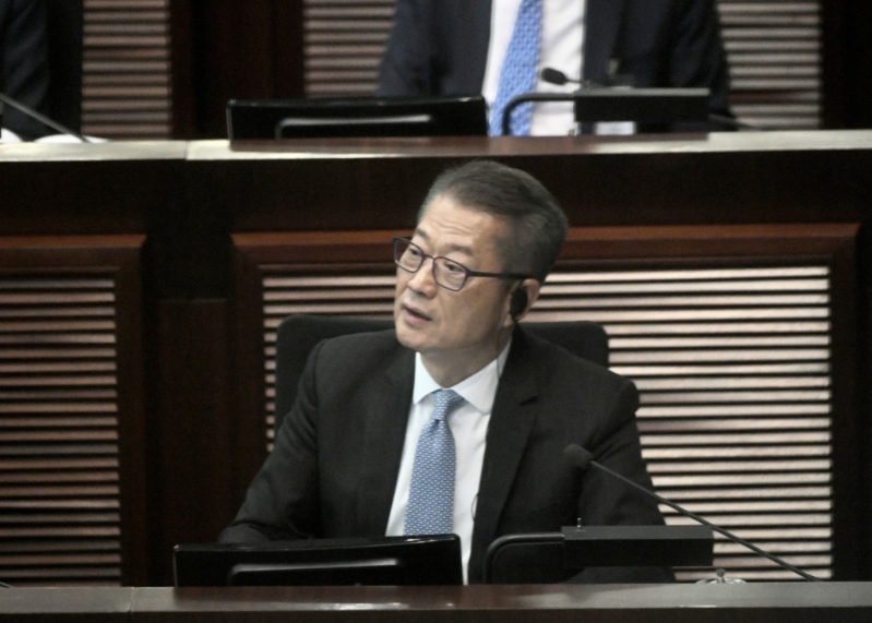 新一份《财政预算案》公布,提出取消中小学、幼儿园2500元学生津贴。 新一份《财政预算案》公布,提出取消中小学、幼儿园2500元学生津贴。