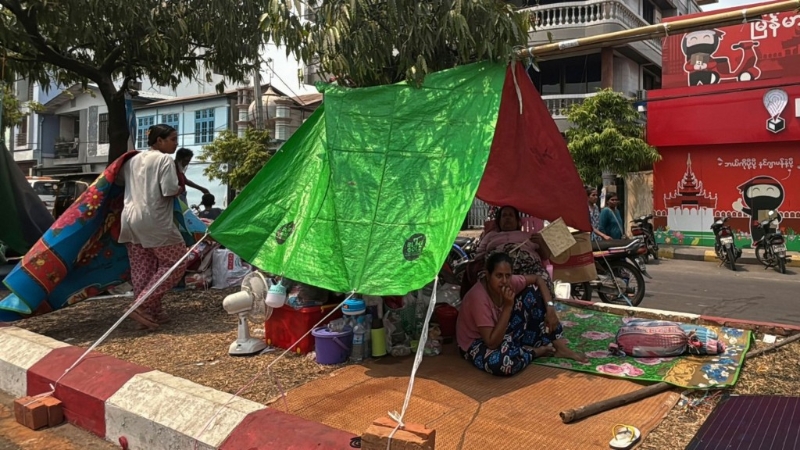 缅甸曼德勒的房屋在周五的地震中受损,当地居民在路上的临时帐篷休息。 美联社 缅甸曼德勒的房屋在周五的地震中受损,当地居民在路上的临时帐篷休息。 美联社