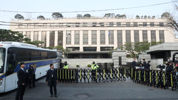 4月4日，在韩国首都首尔，警察在韩国宪法法院前执勤。新华社