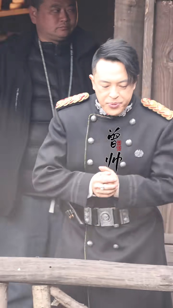 富大龙日前被拍得于埋位前，向湖中两度吐痰。