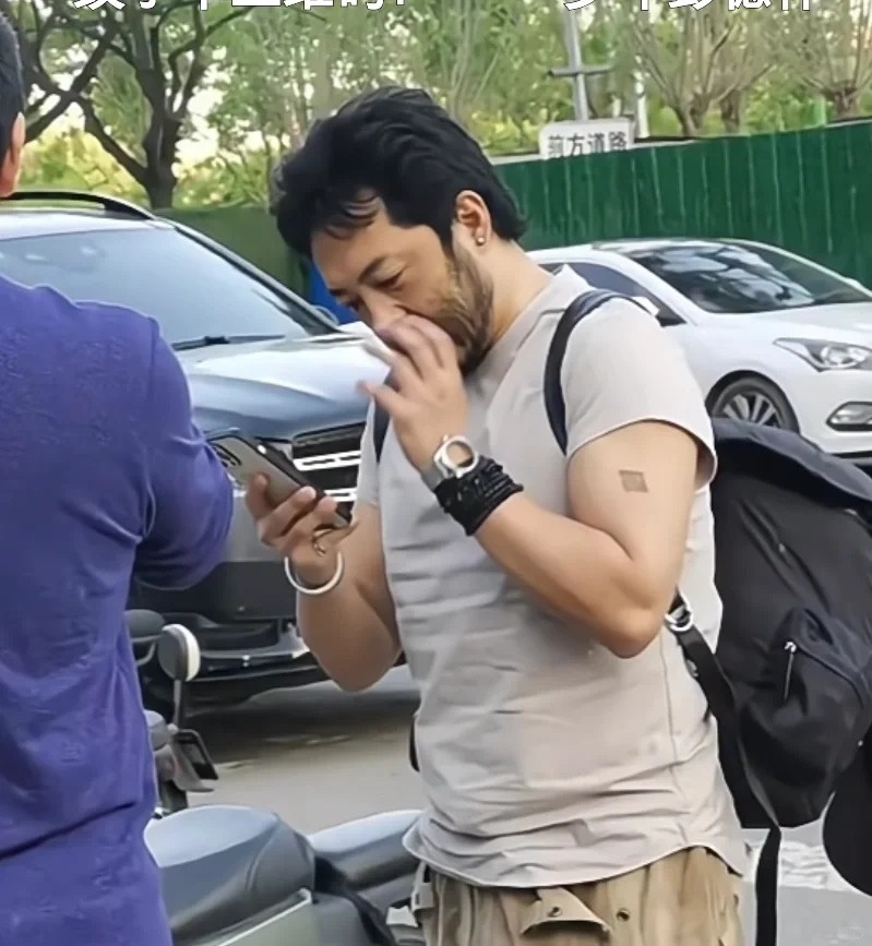 富大龙亦曾被拍得当街挖鼻。