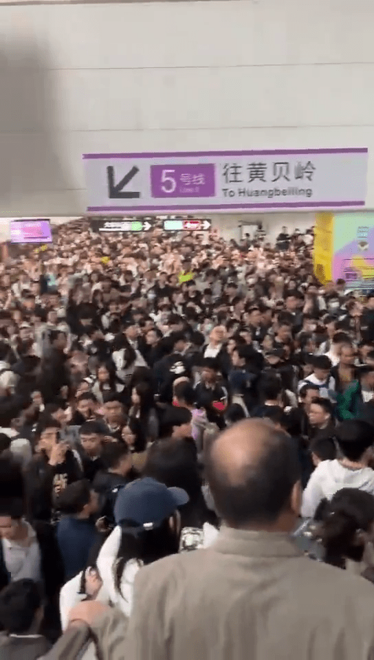 深圳北站迎清明逼爆人。