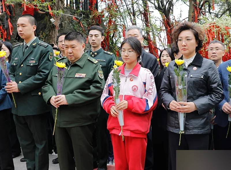 毛新宇及其家人,清明时回湖南拜祭爷爷毛泽东。 天下韶山网 毛新宇及其家人,清明时回湖南拜祭爷爷毛泽东。 天下韶山网