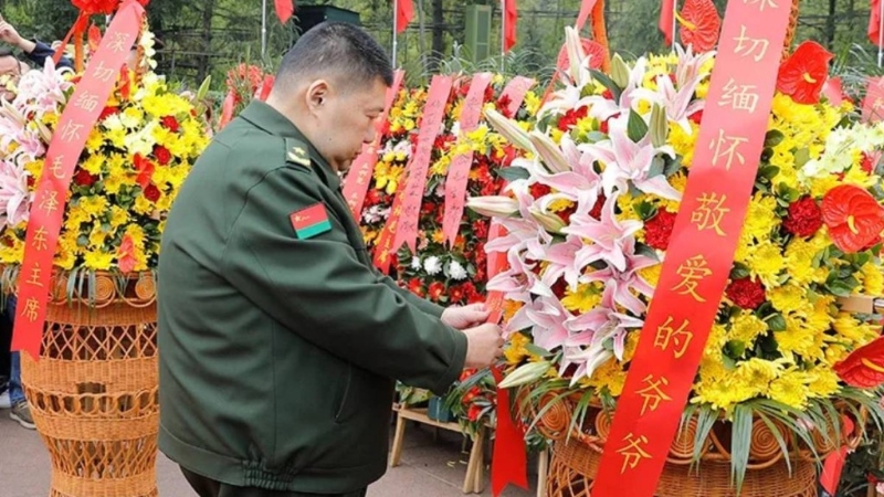 毛新宇及其家人,清明时回湖南拜祭爷爷毛泽东。 毛新宇及其家人,清明时回湖南拜祭爷爷毛泽东。