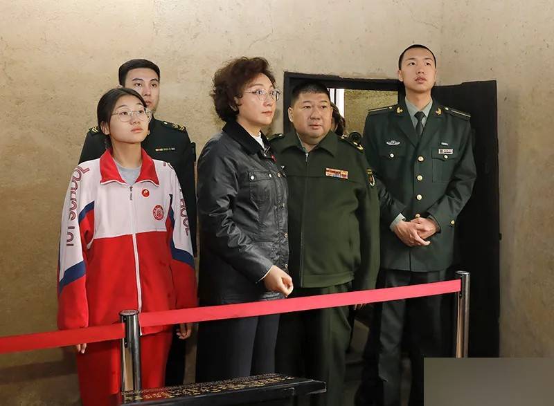 毛新宇及其家人,清明时回湖南拜祭爷爷毛泽东。 天下韶山网 毛新宇及其家人,清明时回湖南拜祭爷爷毛泽东。 天下韶山网