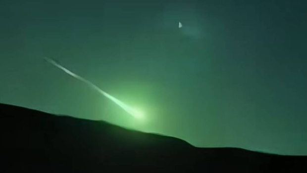 江浙沪一带出现绿色的火流星。 江浙沪一带出现绿色的火流星。