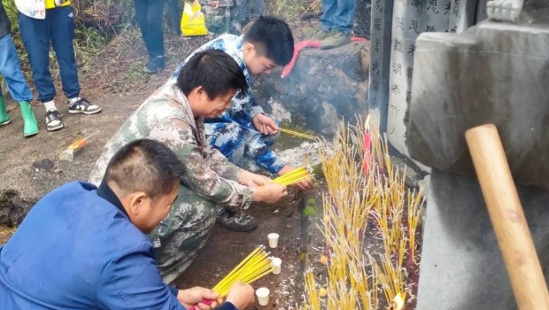 清明节许多孝子贤孙祭祖,希望得到祖先保祐。 清明节许多孝子贤孙祭祖,希望得到祖先保祐。