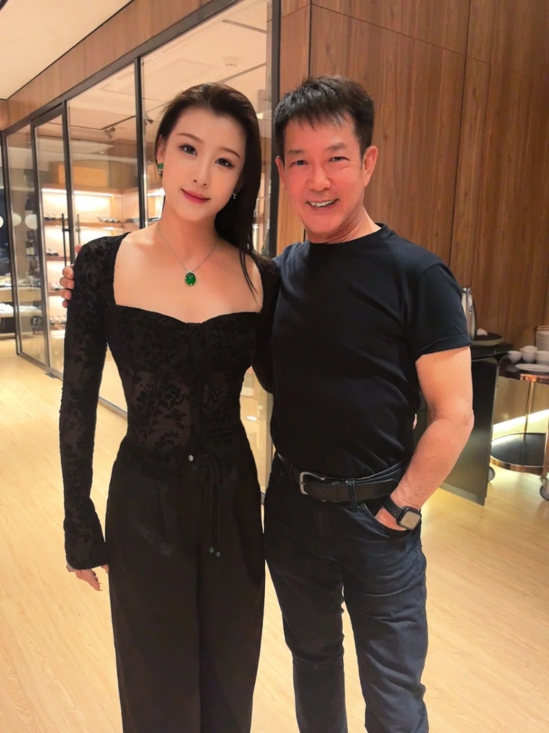 元彪近日现身广西,跟美女舞蹈家梁岱青合照。 元彪近日现身广西,跟美女舞蹈家梁岱青合照。