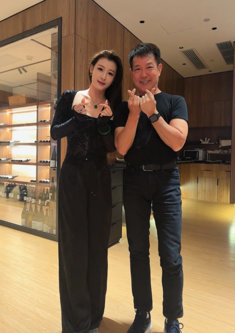 元彪肌肉结实,和梁岱青齐齐派心,外表和心态都十分年轻。 元彪肌肉结实,和梁岱青齐齐派心,外表和心态都十分年轻。