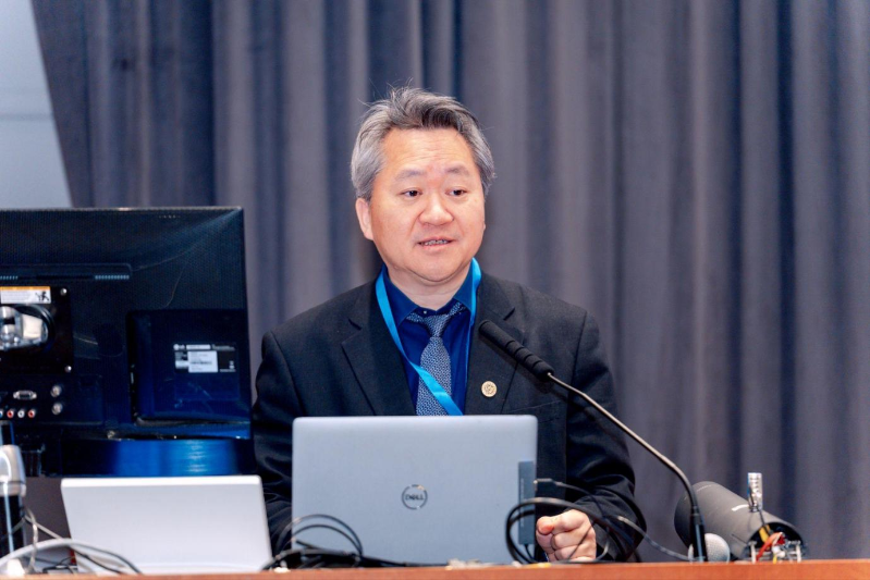陈焱教授做报告