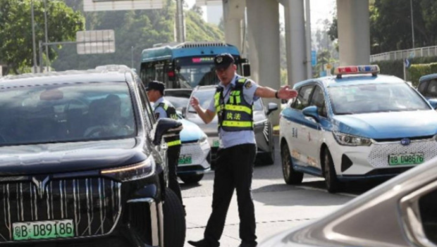 莲塘口岸部份道路狭窄，常出现严重挤塞。深圳大件事