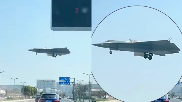 解放军空军最新的无尾翼匿踪战机歼-36(J-36)再度现身,这次有民众在路上拍到这架有3具引擎的重型战术战机,影片在网路上疯传。 解放军空军最新的无尾翼匿踪战机歼-36(J-36)再度现身,这次有民众在路上拍到这架有3具引擎的重型战术战机,影片在网路上疯传。