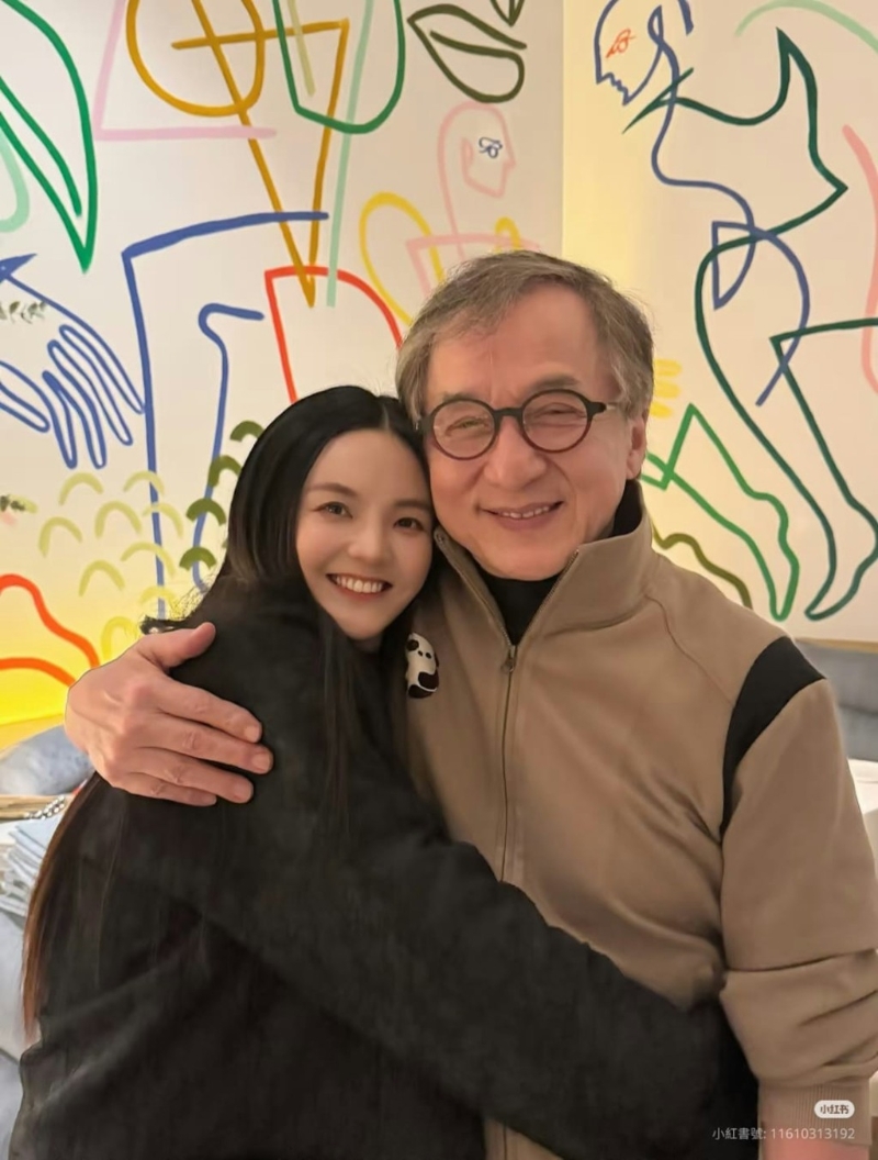 彭天颖近日分享与师父成龙的合照。