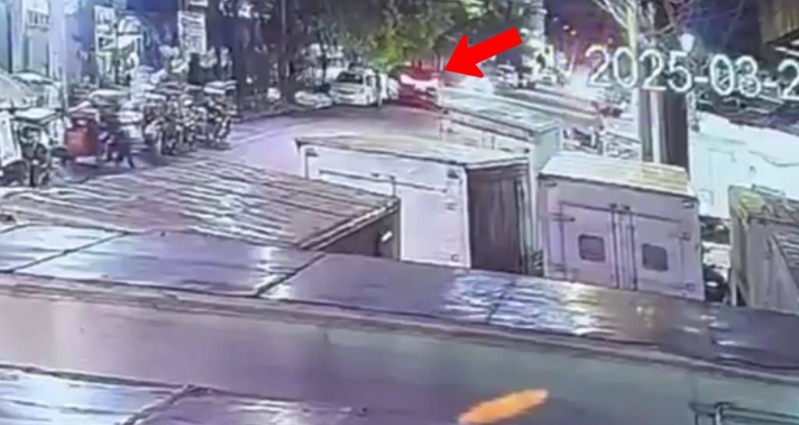 菲律宾“钢铁大王”郭从愿乘坐的七人车（箭咀示）被弃置街头的影片曝光。X@_jamesJA