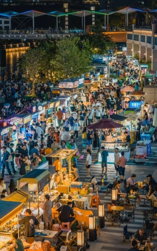 佛山美食2025｜７. 千灯湖夜市　有湖景、公园景，有很多网红打卡美食档。（图片来源：小红书@）