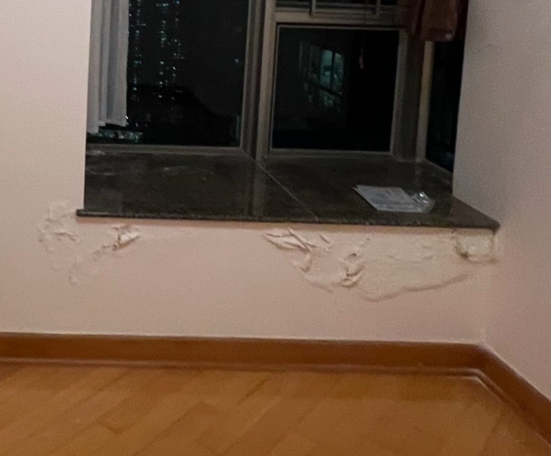 单位主人房窗台渗水情况。