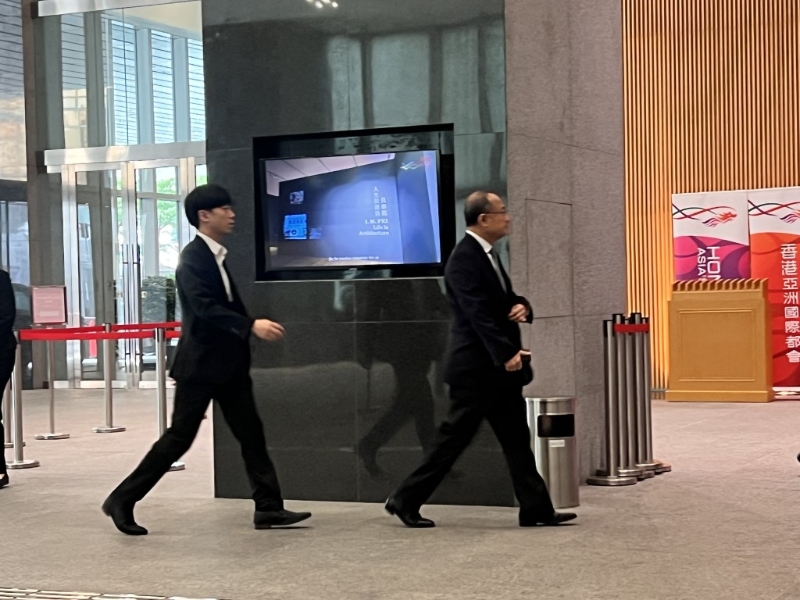 蔡冠深。