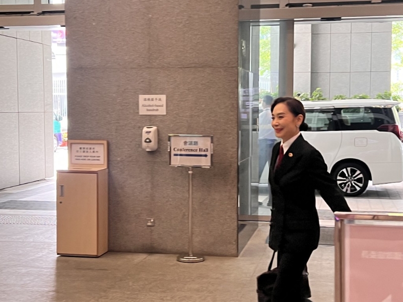 邝美云。