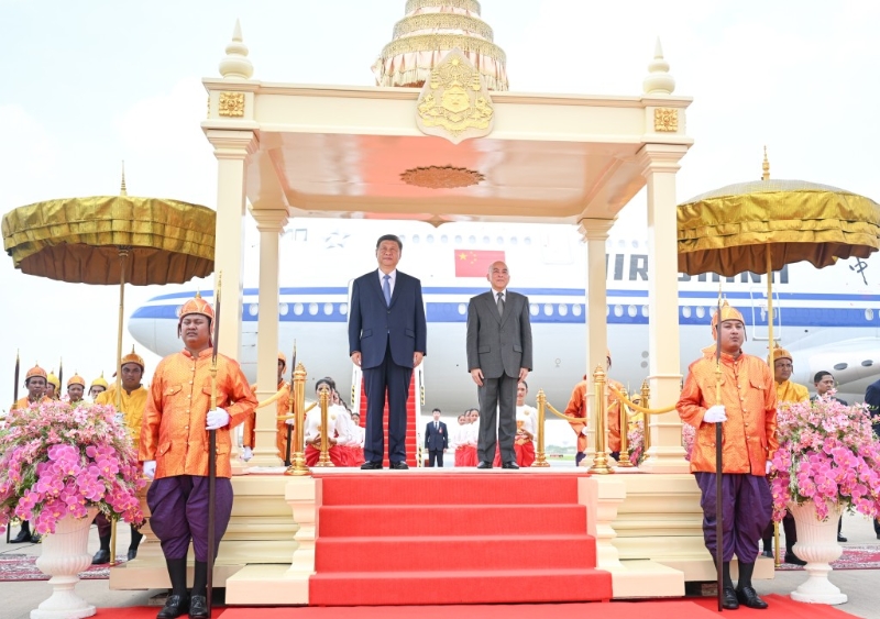 柬埔寨国王西哈莫尼亲到机场迎接习近平。  新华社.jpg