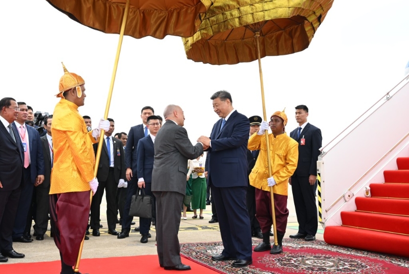 柬埔寨国王西哈莫尼亲到机场迎接习近平。 新华社