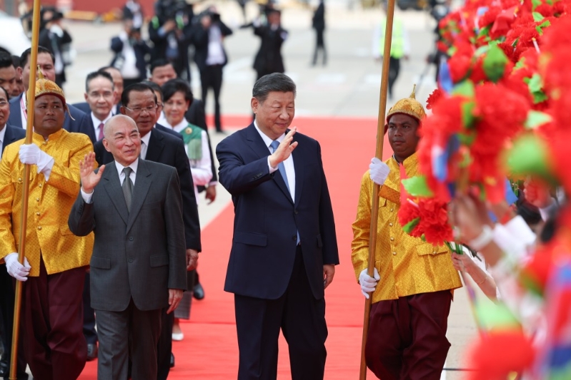 柬埔寨国王西哈莫尼亲到机场迎接习近平。新华社