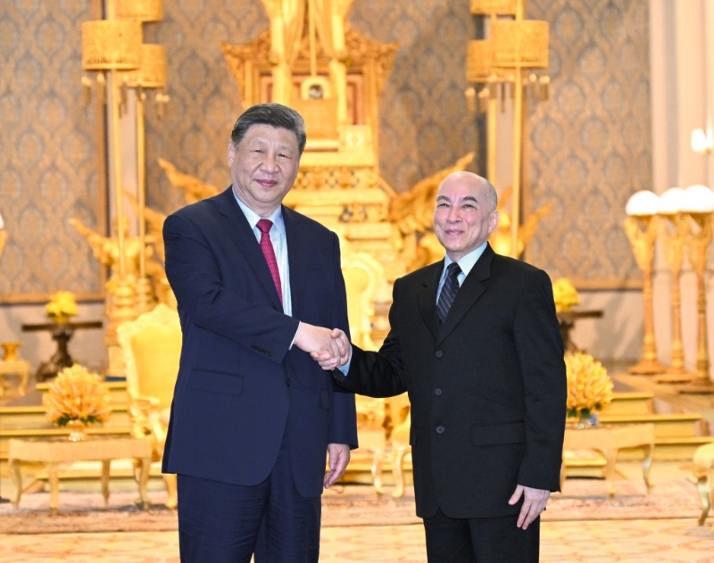 柬埔寨国王西哈莫尼同中国国家主席习近平在金边王宫举行会见。 新华社